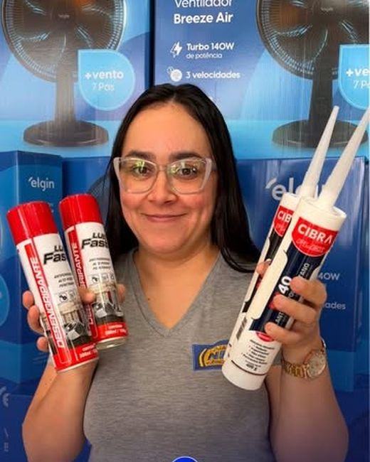 Atendente da Neon com spray e silicone